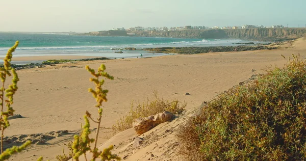 Playa del Castillo 'nun ünlü beyaz kumsalı. Okyanus kristal dalgaları. El Cotillo 'nun şehir manzarası. Fuerteventura. Kanarya adaları