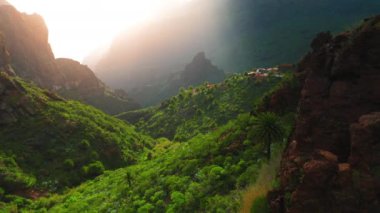 Güneşli sabah ışığında yeşil bahar dağı manzarası. Masca vadisi ve köyü. Taze saflık doğası. Teno Ulusal Parkı. Güneş ışığı ortamı. Tenerife Kanarya Adaları İspanya Avrupa.