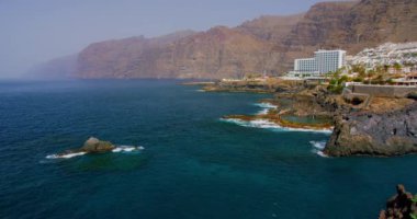 Puerto de Santiago köyünde, arkada Tenerife, Kanarya adaları, İspanya 'nın kayalıkları var. Yüksek kaliteli görüntüler. Güneşli bir gün.