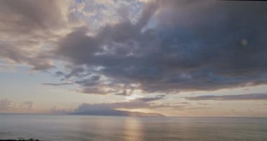 Tenerife, Los Gigantes 'ten Atlantik Okyanusu' nda gün batımı. Güneş La Gomera adasının üzerinde batıyor.