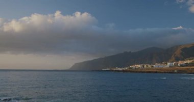 Puerto de Santiago, Tenerife 'deki Los Gigantes uçurumları.