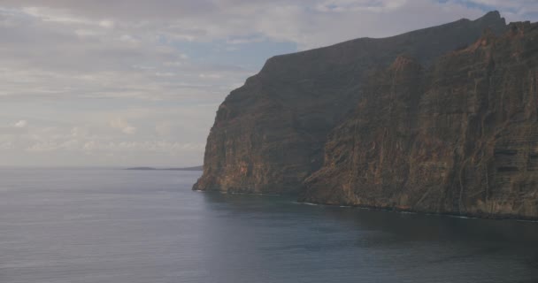 日没時のロス ジガンテス スペイン カナリア諸島 テネリフェ島 カナリア諸島の火山ビーチ — ストック動画