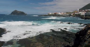Tenerife 'nin volkanik kanarya adasının kıyısındaki güzel şehir Garachico..