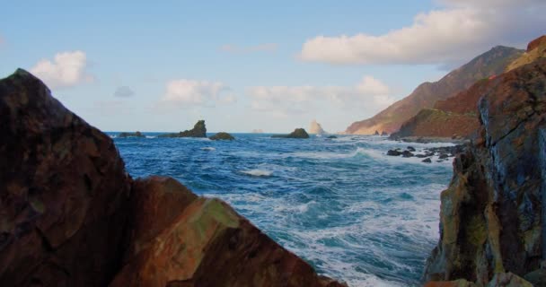 Хвилі Розбиваються Скелі Синьому Океані Морські Хвилі Прекрасному Березі Розбиваються — стокове відео