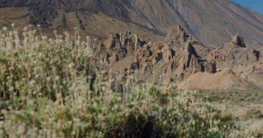 Tenerife, Kanarya Adaları 'ndaki Teide volkanı ve kaya oluşumları manzaralı Ucanca Vadisi. Yüksek kalite 4k görüntü