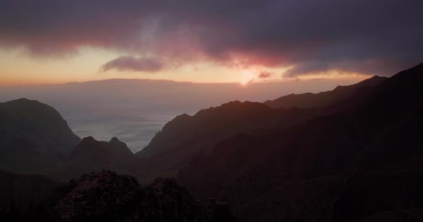 Rocky Coastline Cliffside Blue North Atlantic Ocean Water Sun Sunset — Vídeo de stock