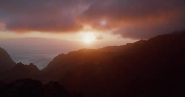 西班牙加那利群岛特内里费岛的日落时山与海的景观 高质量的4K镜头 — 图库视频影像