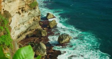 Derin okyanus dalgaları köpüren taş uçurum turkuazları. Tropik bir manzara. Yukarıdan aşağıya statik görüntü. Endonezya 'nın Uluwatu Bali Adası doğası. Kimse..