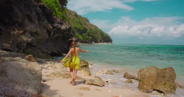 Silueta Krásné Osamělé Tančící Ženy Kráčející Relaxující Písečné Tropické Pláži — Stock video