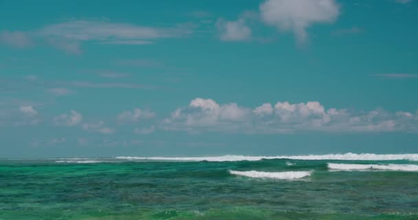 Sabit Deniz Manzarası Sonsuz Ufukta Okyanus Dalgaları Kameraya Doğru Yuvarlanıyor — Stok video