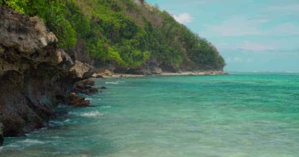 巴厘岛的绿碗海滩浪花飞溅 并坠毁在岩石海岸上 印度尼西亚最受欢迎的冲浪地点是白沙和清澈的碧绿海水 静态射击 — 图库视频影像