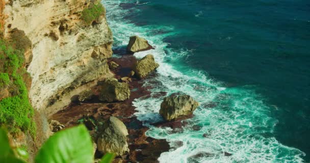 石崖绿松石化深海浪发泡 热带风景 静态自上而下的观点 印度尼西亚巴厘岛Uluwatu岛的性质 — 图库视频影像
