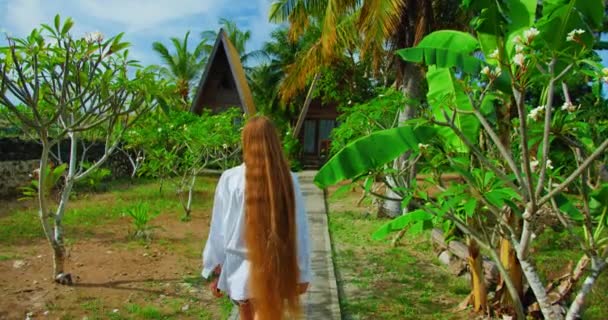 Hari Libur Pulau Nusa Penida Dengan Pemandangan Belakang Wanita Wisatawan — Stok Video