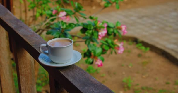 Reggeli Csésze Kávé Latte Erkélyen Természet Hátterét Kezdet Egy Utazáshoz — Stock videók