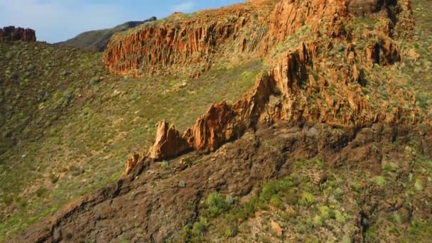 Batan Güneşin Işığında Inanılmaz Güzel Keskin Uçurumlar Kayaların Sırtları Baharda — Stok video