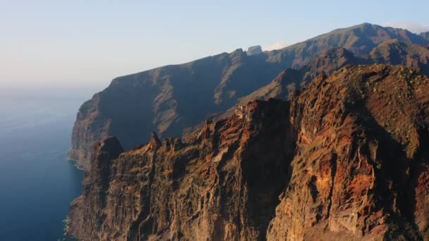 加那利火山上巨大的岩石群巨大的巨浪悬崖峭壁在海岸线 深蓝色的海水 受欢迎的观光海滩 壮观的空中景观 — 图库视频影像
