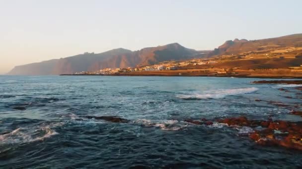 Luchtfoto Vulkanisch Rotsachtig Strand Oceaan Kalme Golven Doorzichtig Water Verken — Stockvideo
