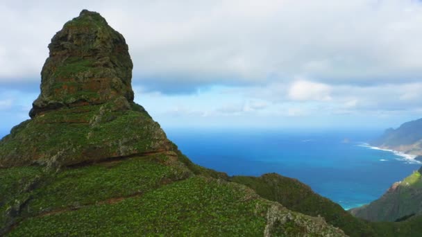 ロック トラバーノ マキゾ アナガ山脈内の地質 テネリフェ島の生物圏保護区スペイン 空の雲 深い青い海の水 平和的な背景 — ストック動画