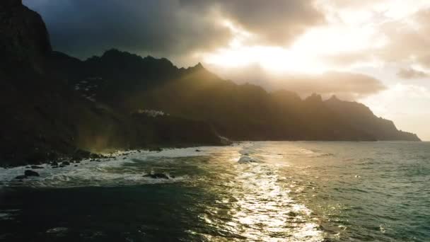 Гірські Сонячні Промені Захід Сонця Прориваються Крізь Хмари Освітлюють Океанічну — стокове відео