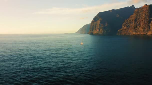 Azul Profundo Océano Ancho Contra Telón Fondo Enormes Montañas Vista — Vídeos de Stock