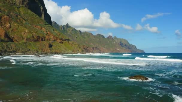 在山脉轮廓背景上放松蓝色的海洋景观 空旷沙滩上的空中海浪反光 美丽的大自然的原形 — 图库视频影像