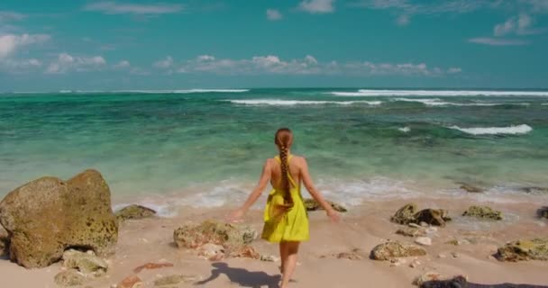 Mezítlábas Turista Fut Óceánhoz Élvezi Part Homokos Green Bowl Beach — Stock videók