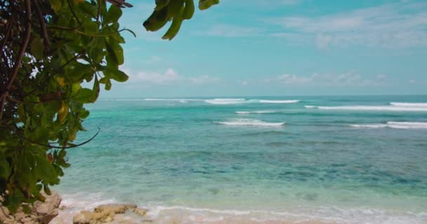 Uklidňující Tyrkysové Vlny Oceánu Narážející Ostrov Green Bowl Beach Bali — Stock video