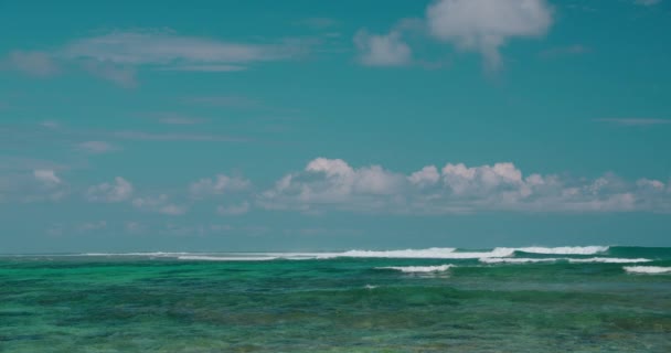 Vista Estática Mar Horizonte Infinito Ondas Oceano Rolam Direção Câmera — Vídeo de Stock