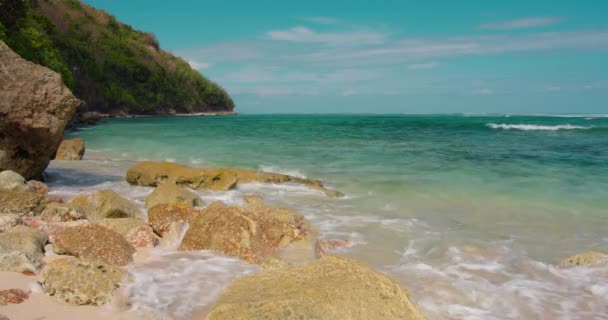 Όμορφη Ακτογραμμή Τροπικό Πράσινο Μπολ Παραλία Μπαλί Κρυστάλλινο Γαλάζιο Ωκεανό — Αρχείο Βίντεο