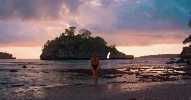 Beau Coucher Soleil Sur Île Montagne Crystal Bay Beach Nusa — Video
