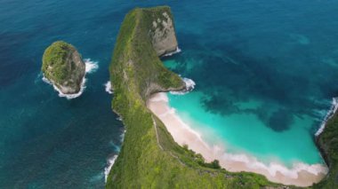 Kelingking Plajı Nusa Penida Adası Bali Endonezya. Derin mavi okyanus ve uçurum manzarası. Hava durağan görünümü.