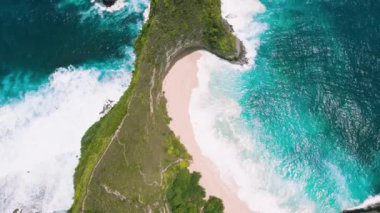 Kelingking kumlu plajı ve uzun kayalık uçurumu Nusa Penida Adası. Endonezya Asya 'nın en iyi turizm merkezinin havadan aşağı görüntüsü. Tropik okyanus manzarası.