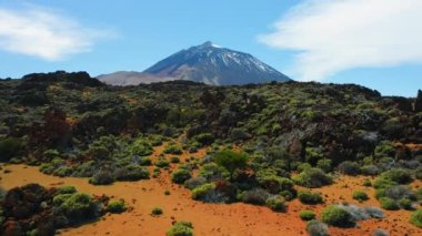 Güneşli bir günde, National Park, Tenerife, İspanya 'nın Kanarya Adaları' nda karla kaplı ünlü Pico del Teide volkan zirvesi ile benzersiz kaya oluşumlarının hava görüntüsü. İHA uçuşu.