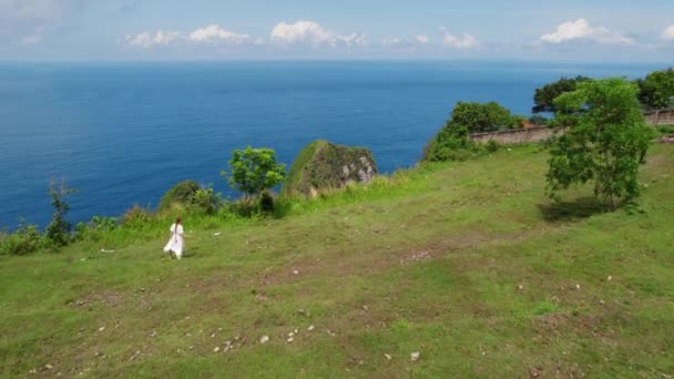 Woman White Dress Walking Edge Sheer Cliff Ocean Amazing Sea — Stock Video
