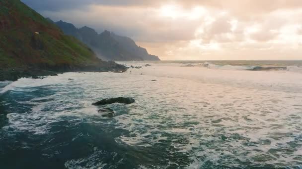 Oceaanlandschap Met Rotsachtige Kustlijn Vulkanische Kust Van Benijo Beach Tenerife — Stockvideo