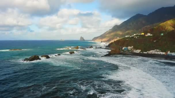 Praia Rochosa Tenerife Voo Aéreo Norte Sobre Azul Oceano Água — Vídeo de Stock