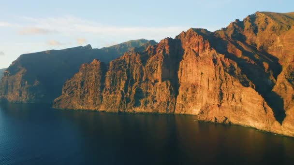 五彩缤纷的落日光照在海水之上 波浪冲刷在岩石山海滨 空中日落 悬崖轮廓 热带自然海景 天堂岛Tenerife西班牙 电影无人机拍摄 — 图库视频影像