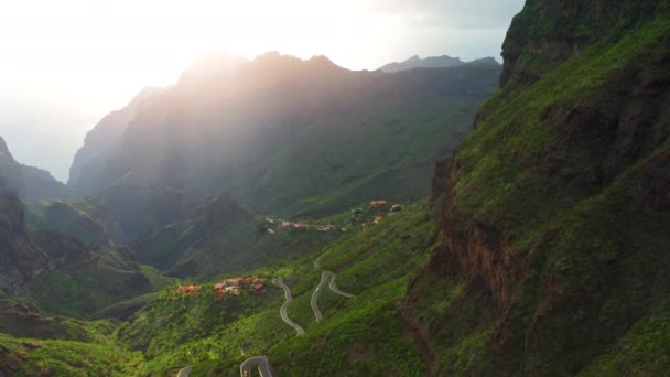 Aldeia Montanha Masca Ravina Durante Manhã Primavera Nebulosa Paisagem Colinas — Vídeo de Stock