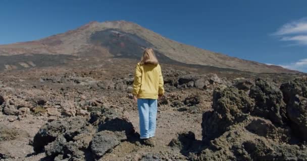 Mulher Viajante Olhando Para Paisagem Rochosa Vulcânica Contra Montanha Teide — Vídeo de Stock