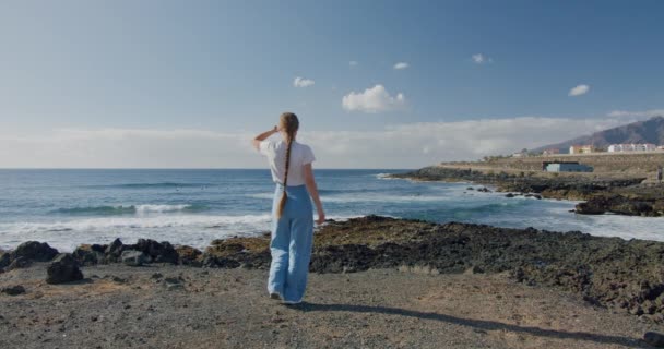 Atlantik Okyanusu Manzarasının Tadını Çıkaran Genç Bir Kadın Volkanik Kıyılar — Stok video