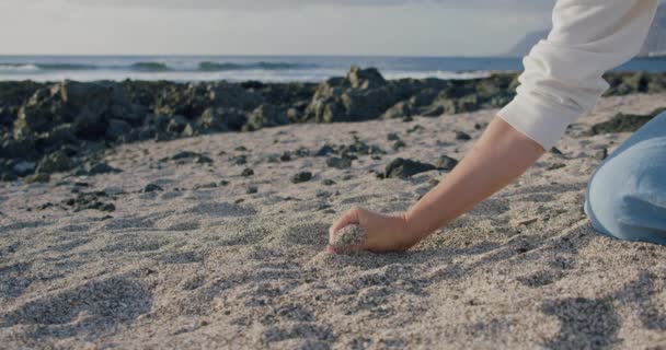 Młoda Kobieta Trzyma Biały Piasek Tropikalnej Plaży Teneryfa — Wideo stockowe