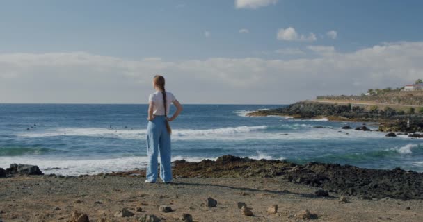 Молода Жінка Яка Має Вигляд Атлантичного Океану Вулканічна Берегова Лінія — стокове відео