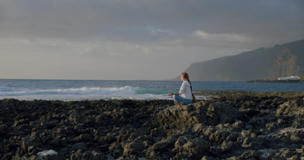 Jung Denen Kadın Puerto Santiago Tenerife Meditasyon Yapıyor — Stok video