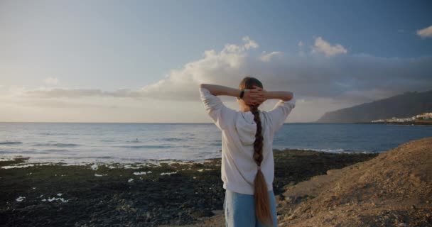 Genç Bir Kadın Tenerife Puerto Santiago Daki Okyanus Sahilinde Günbatımının — Stok video