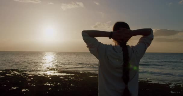 Jung Kobieta Cieszyć Się Zachodem Słońca Plaży Ocean Puerto Santiago — Wideo stockowe