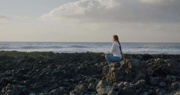 Jung Denen Kadın Puerto Santiago Tenerife Meditasyon Yapıyor Sarışın Uzun — Stok video
