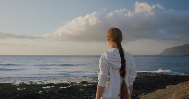 Jung Kadını Tenerife Puerto Santiago Daki Okyanus Sahilinde Günbatımının Tadını — Stok video