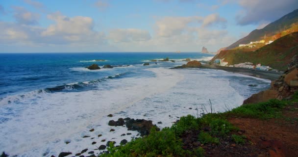 Movimento Lento Ondas Salpicando Afloramentos Rochosos Costa Ilha Tenerife Canárias — Vídeo de Stock