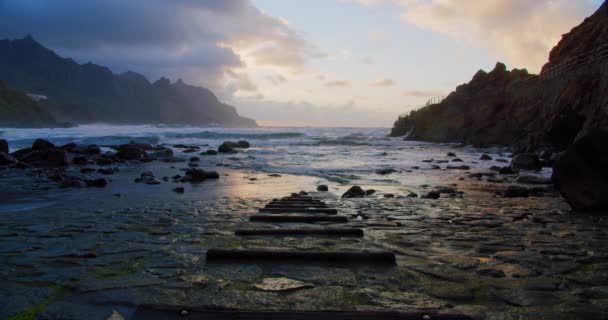 Okyanus Dalgaları Tenerife Kanarya Adaları Ndaki Benijo Plajında Kayalara Çarpar — Stok video