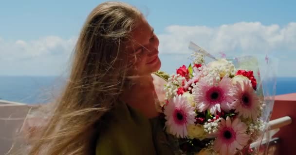 Opalona Młoda Kobieta Dotyka Wącha Kwiaty Słońcu Piękna Naturalna Blondynka — Wideo stockowe